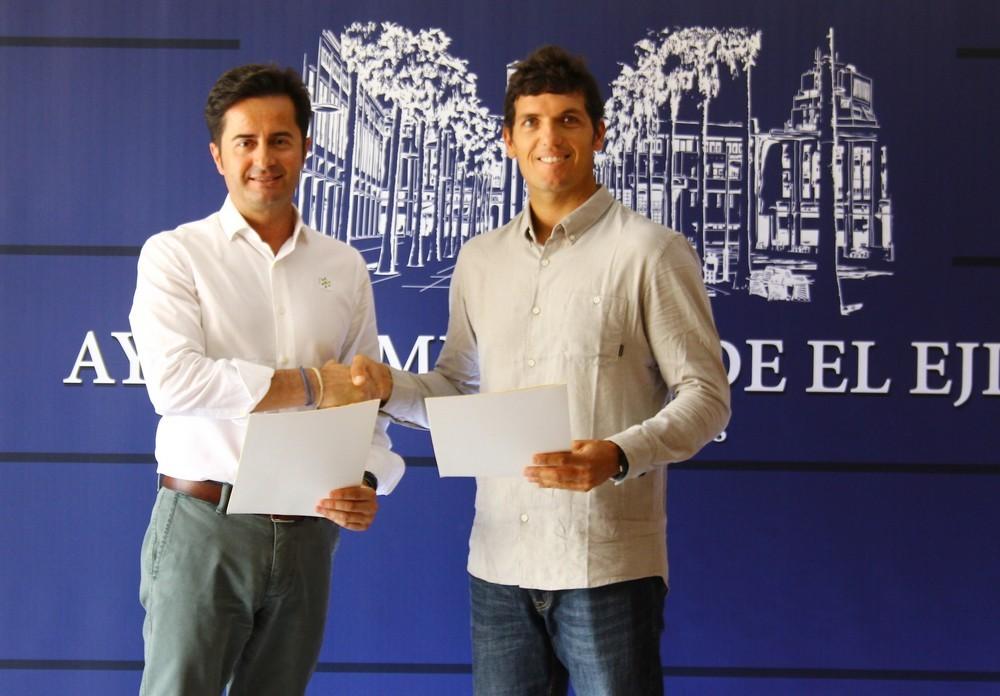 El Embajador Honorífico de la ciudad, Víctor Fernández, continuará promocionando El Ejido por todo el mundo