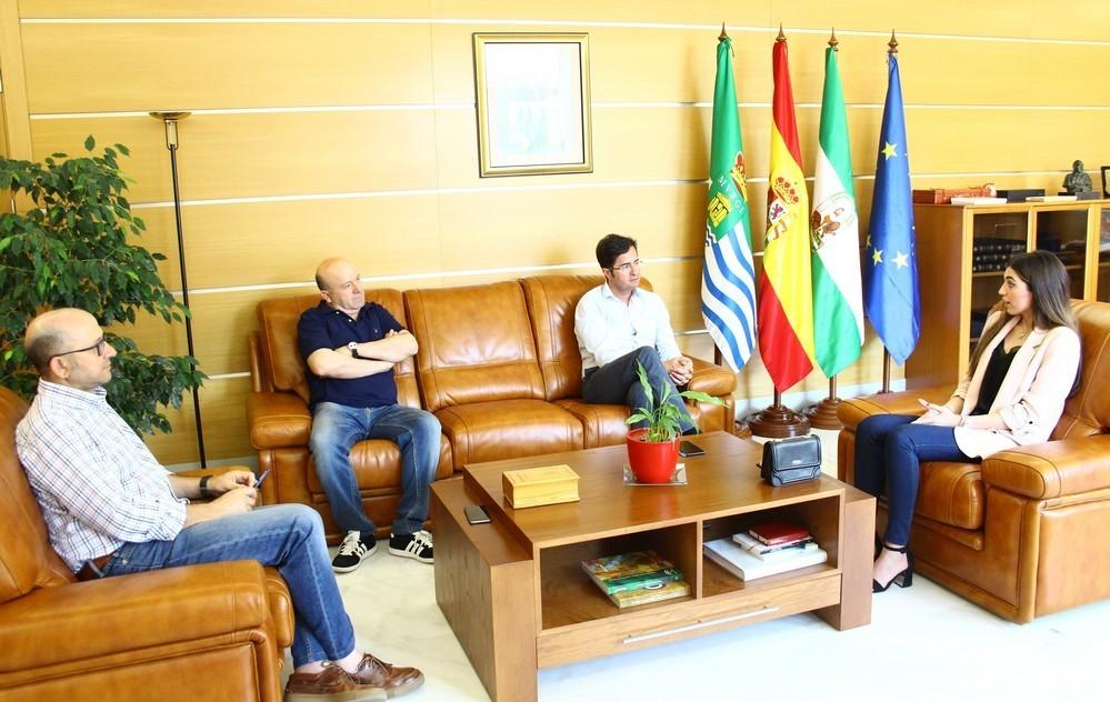 El alcalde recibe a la ejidense María José Figueroa galardonada con el Premio UGR-Caja Rural al mejor expediente académico