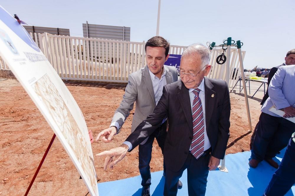 Amat pone la primera piedra del Parque de Bomberos de Roquetas