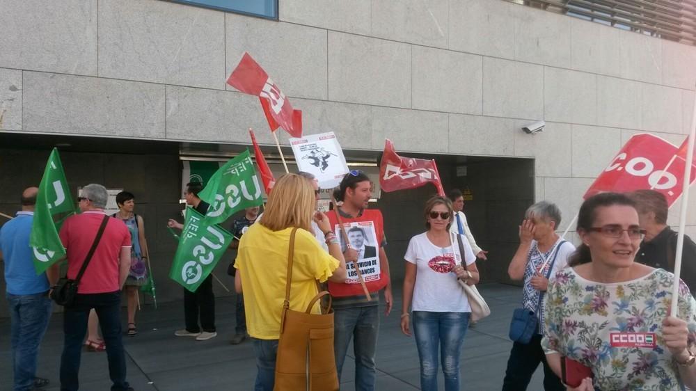 Unas 100 personas se concentran en Almería para pedir más medios para el Juzgado de las cláusulas suelo