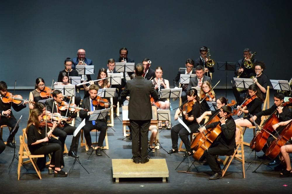 La música clásica y la danza contemporánea se funden en una obra única que cautiva al público del Auditorio