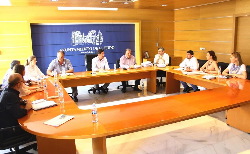 La Junta de Gobierno aprueba actuaciones de pavimentación y mejora en vías urbanas y da el visto bueno al impulso de actividades de verano