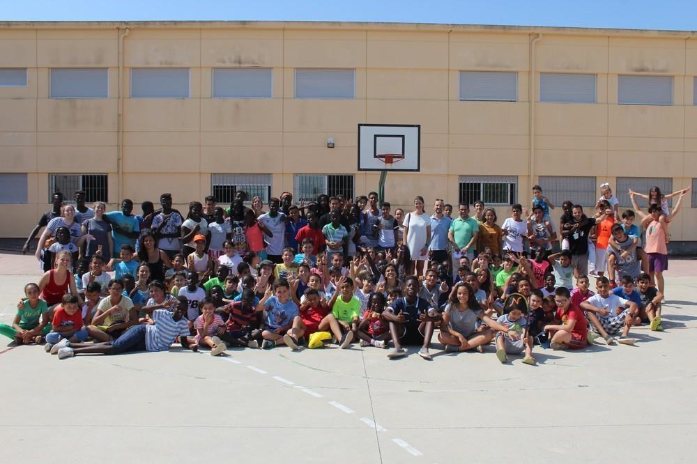 Unos 200 niños y padres participarán en julio en las actividades de convivencia e integración de la Escuela de Verano de Las Norias