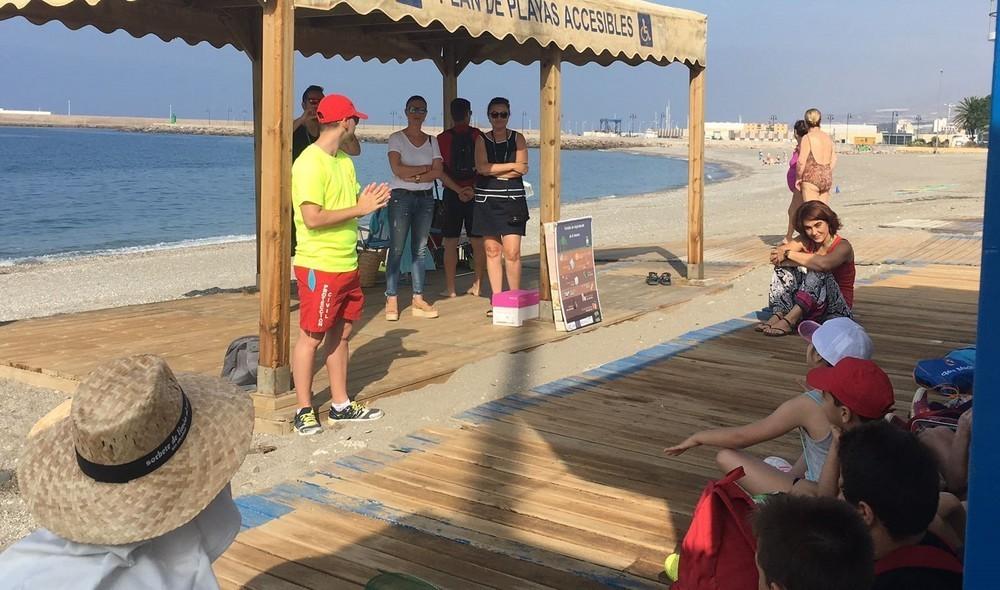 El Ayuntamiento de Adra impulsa la campaña ‘Cuida tu Playa’ para concienciar a escolares