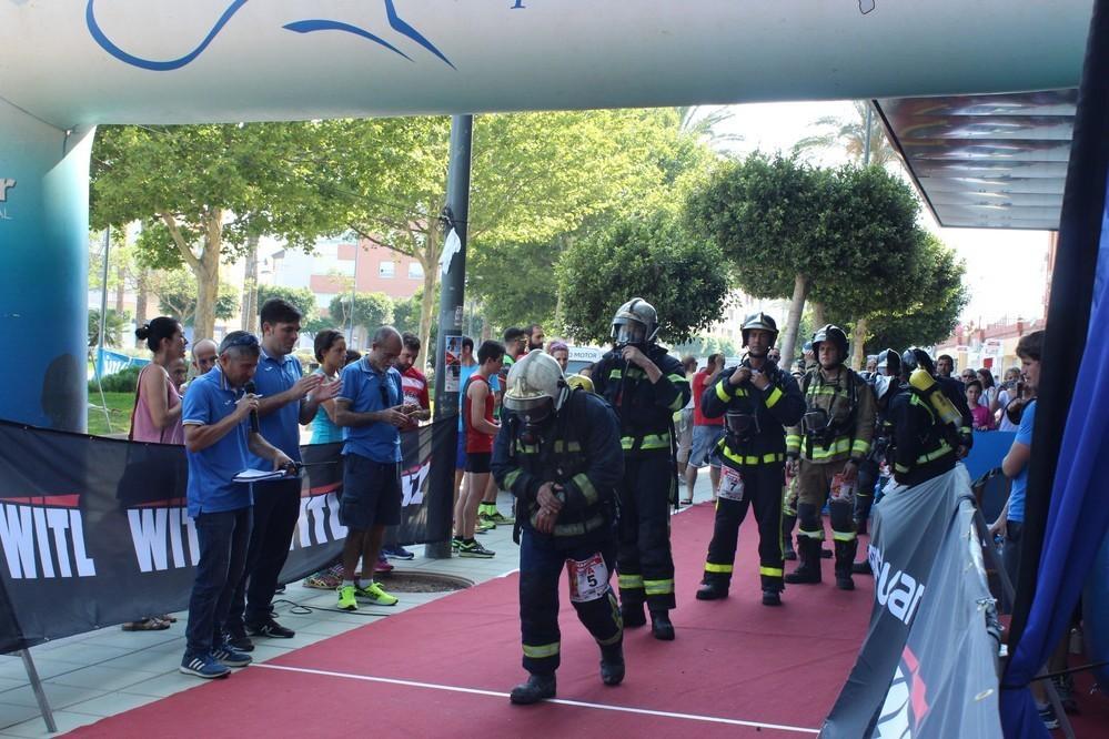 Más de 230 bomberos y corredores de toda España participan en la VI edición de la 'Carrera Vertical Torre Laguna'