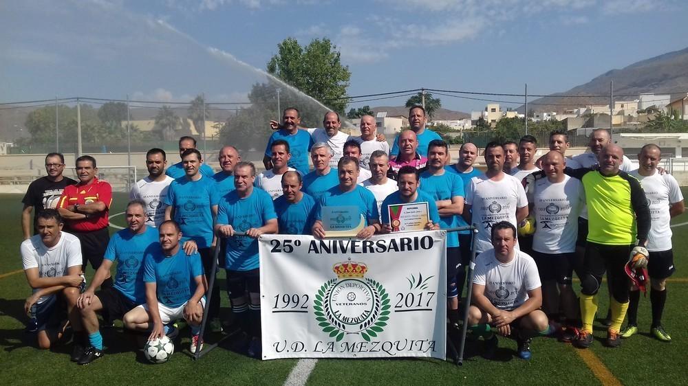 La Unión Deportiva Veteranos La Mezquita celebra sus 25 años de historia