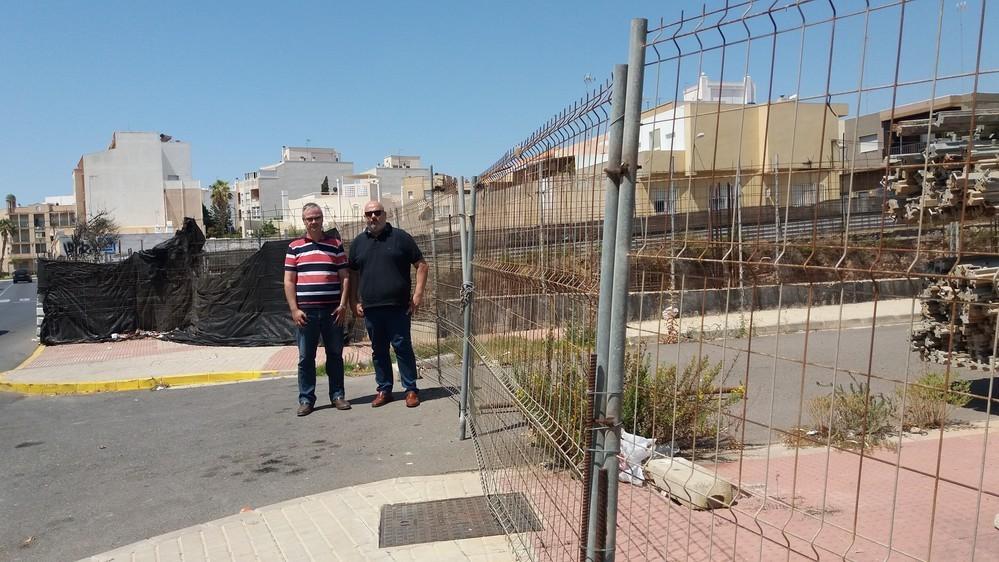 El PSOE de El Ejido urge al equipo de gobierno a buscar una solución definitiva al “hoyo de la calle San Isidro”