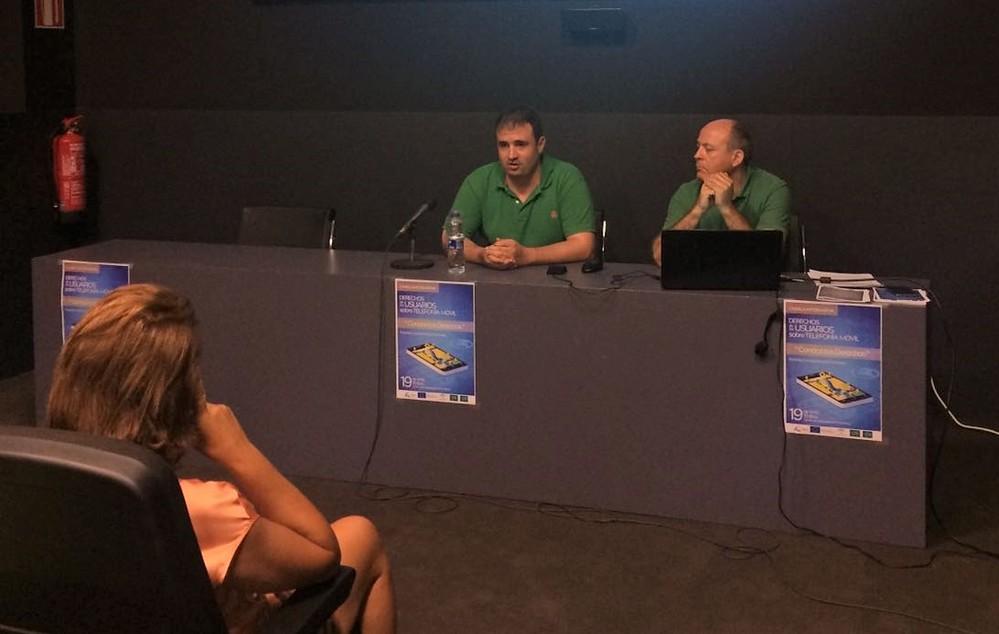Una treintena de abderitanos conoce mejor sus derechos como usuarios de telefonía móvil