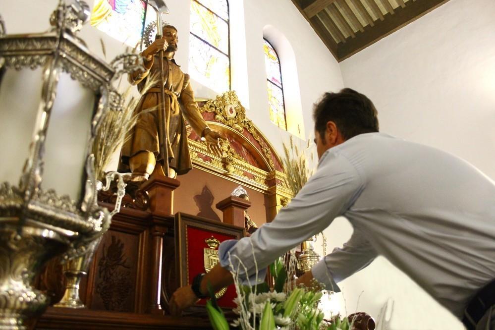 El alcalde de El Ejido ofrece a San Isidro el ‘Escudo de Armas’ del municipio durante la tradicional Bajada del Patrón