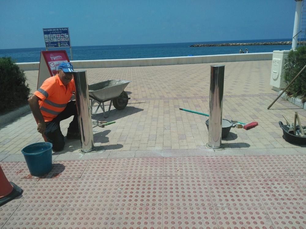 El control de las entradas al Paseo Marítimo de Almerimar y la nueva señalización refuerzan la imagen de una ciudad más moderna, segura y accesible