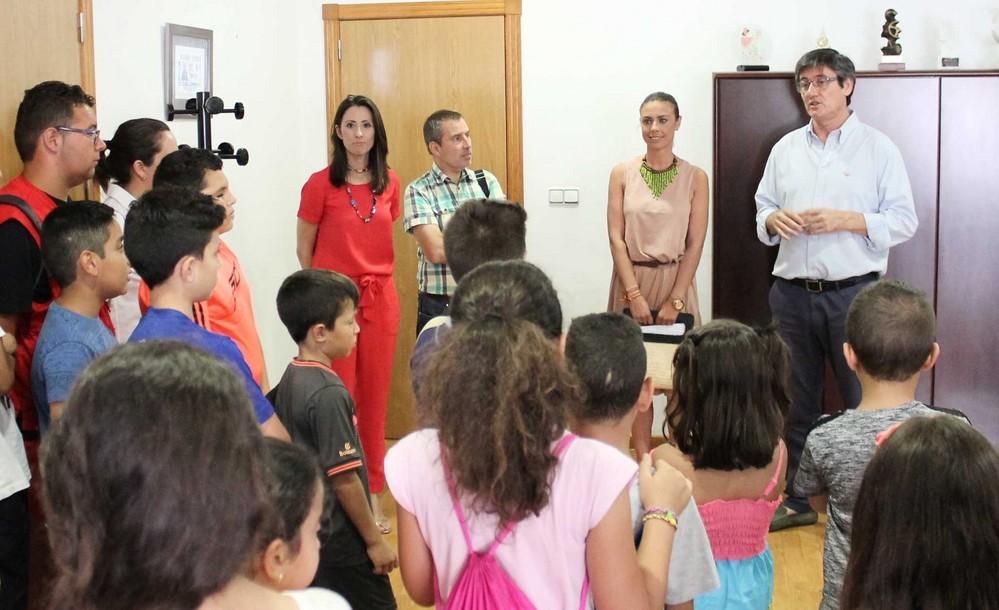 El alcalde recibe a la Escuela de Verano de Cruz Roja y destaca el papel de la organización en Adra