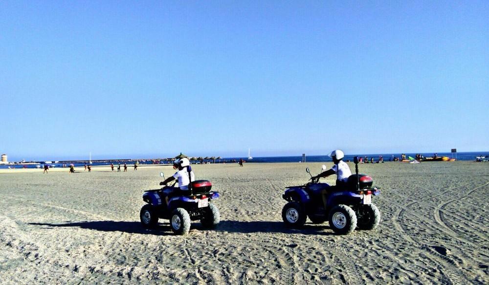 El  aumento de agentes y la recuperación de la patrulla en bici incrementan la seguridad en la costa y en la zona de ocio nocturno