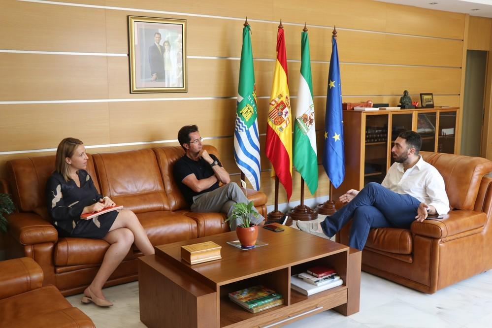 El alcalde recibe al presidente del CD El Ejido para analizar los primeros pasos del nuevo proyecto de la entidad celeste
