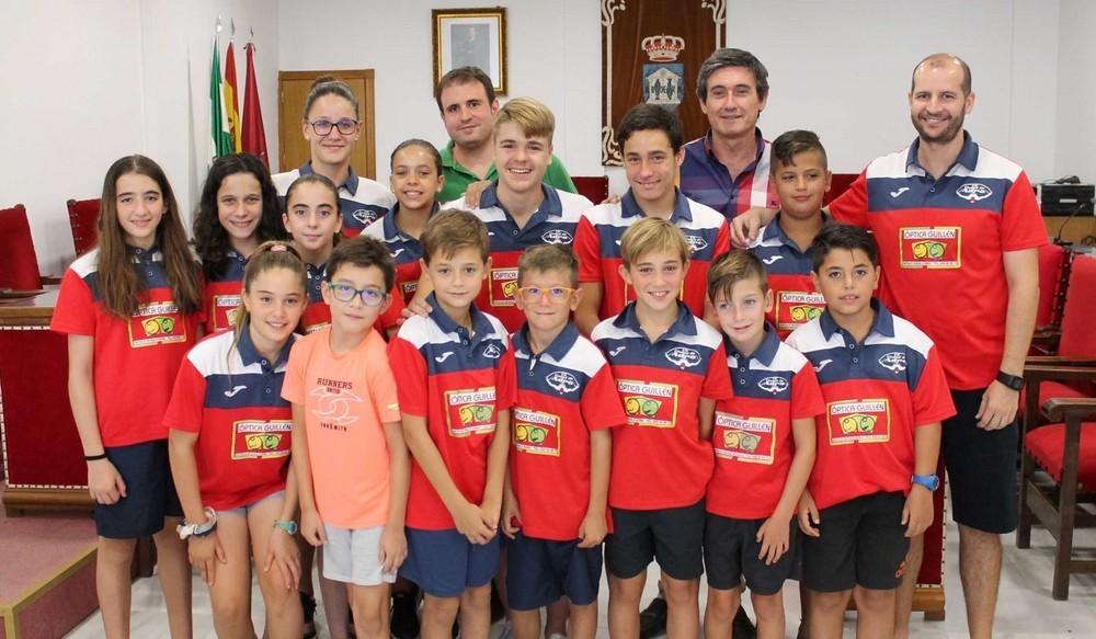 Manuel Cortés recibe al Club de Natación Ciudad de Adra y destaca la evolución de sus nadadores