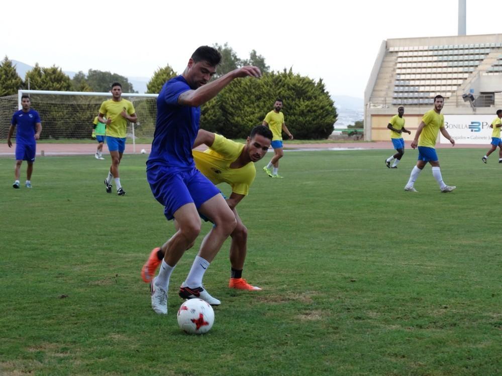 Más de 600 aficionados asisten al primer 'partidillo' del CD El Ejido que venció 3-0 al Berja