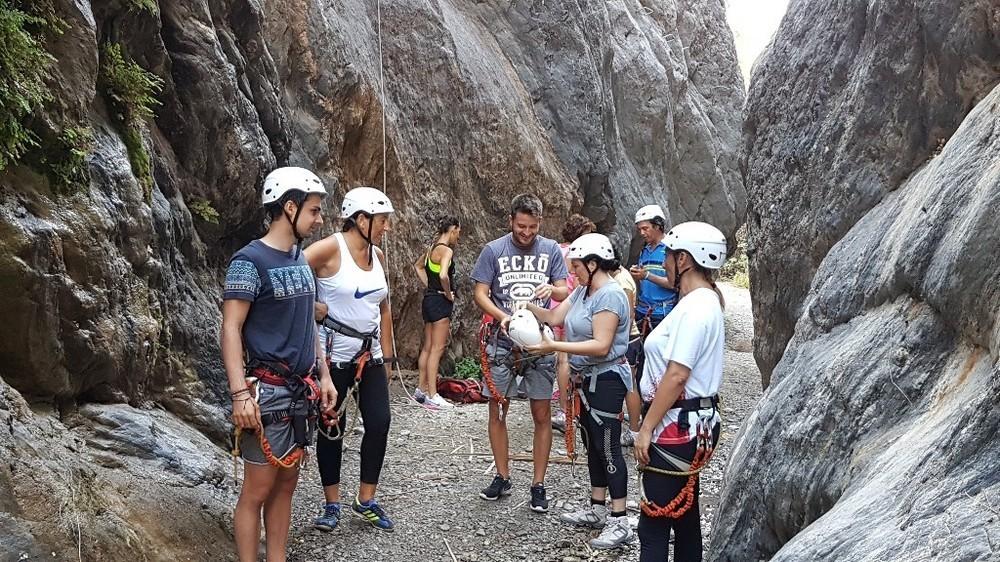 Adra fomenta el turismo activo con una nueva vía ferrata en las Estrechuras de Guainos