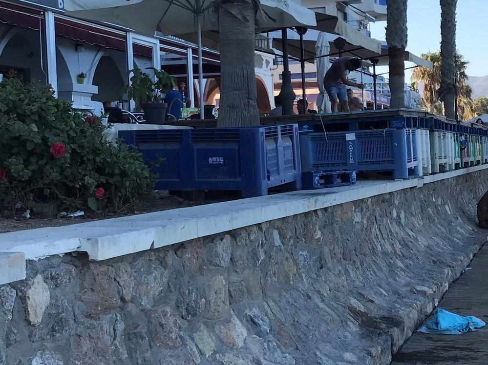 Vecinos del Puerto de Roquetas denuncian ante el Ayuntamiento los excesivos ruidos provocados por cafeterías durante las fiestas de Santa Ana