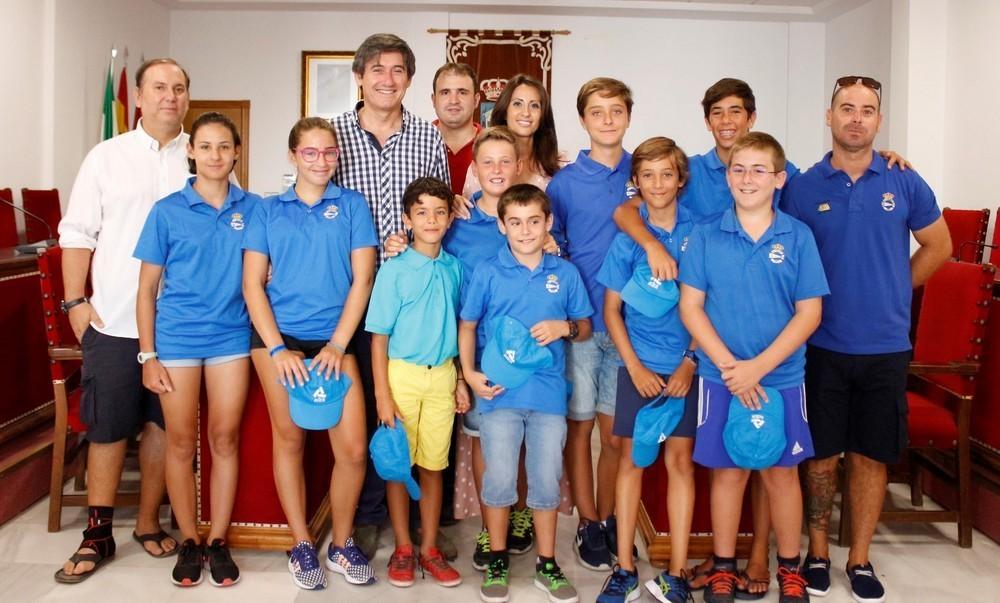 Manuel Cortés recibe a los jóvenes regatistas de la Escuela de Vela del Real Club Náutico de Adra