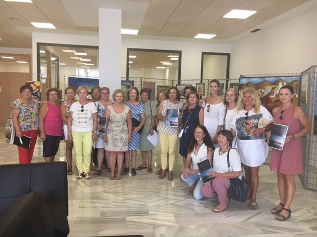 El ‘Libro en Blanco’ viaja de mano en mano recogiendo testimonios de mujeres de todo el municipio