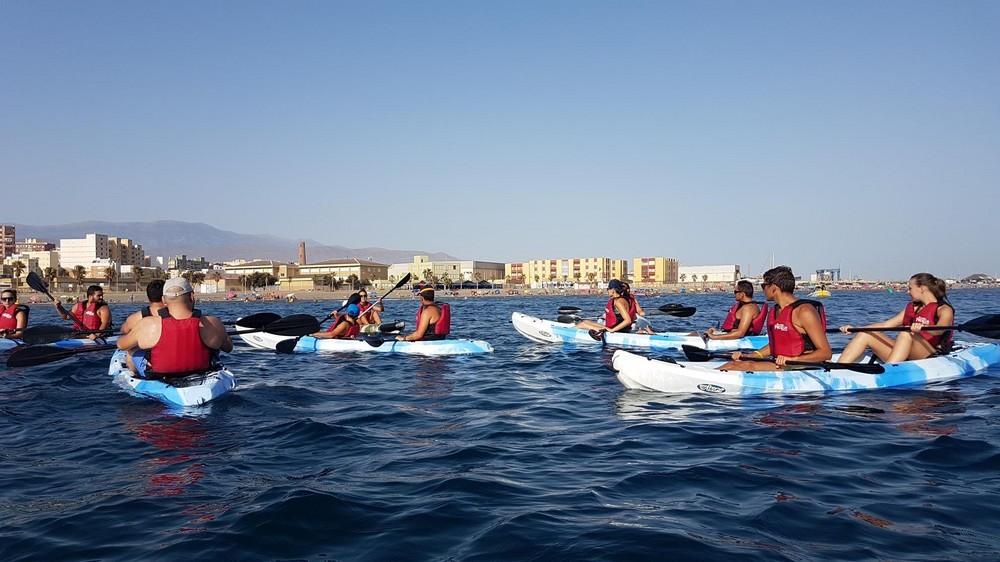 Adra suma una nueva alternativa de ocio marítimo con rutas y alquiler de kayak