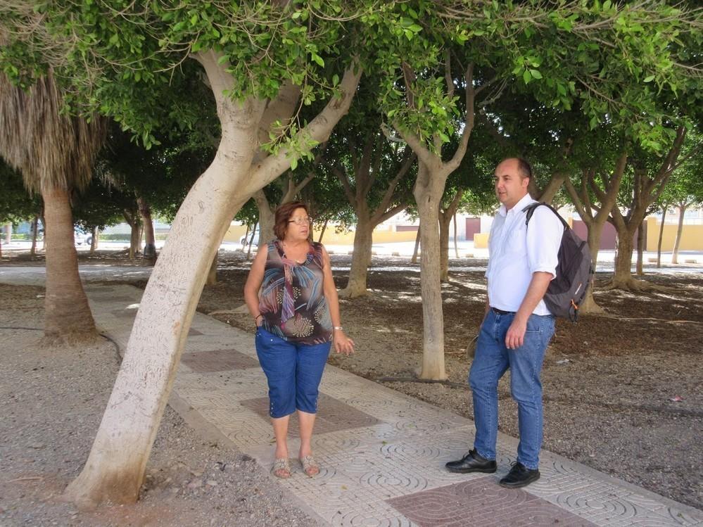 IU propone recuperar el pulmón verde de la plaza Veracruz en La Urbanización de Roquetas para su uso público
