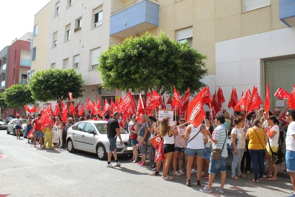 Más de 200 trabajadores se concentran en El Ejido en protesta por el 'colapso' del SEPE en la provincia