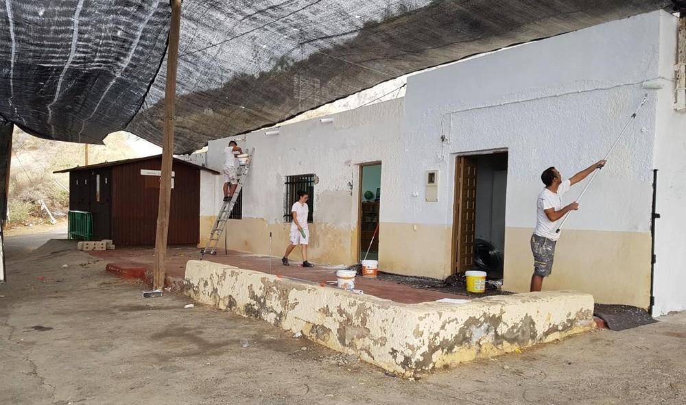 El Ayuntamiento de Adra realiza tareas de mantenimiento en Guainos de cara a sus fiestas en honor a la Virgen de los Dolores