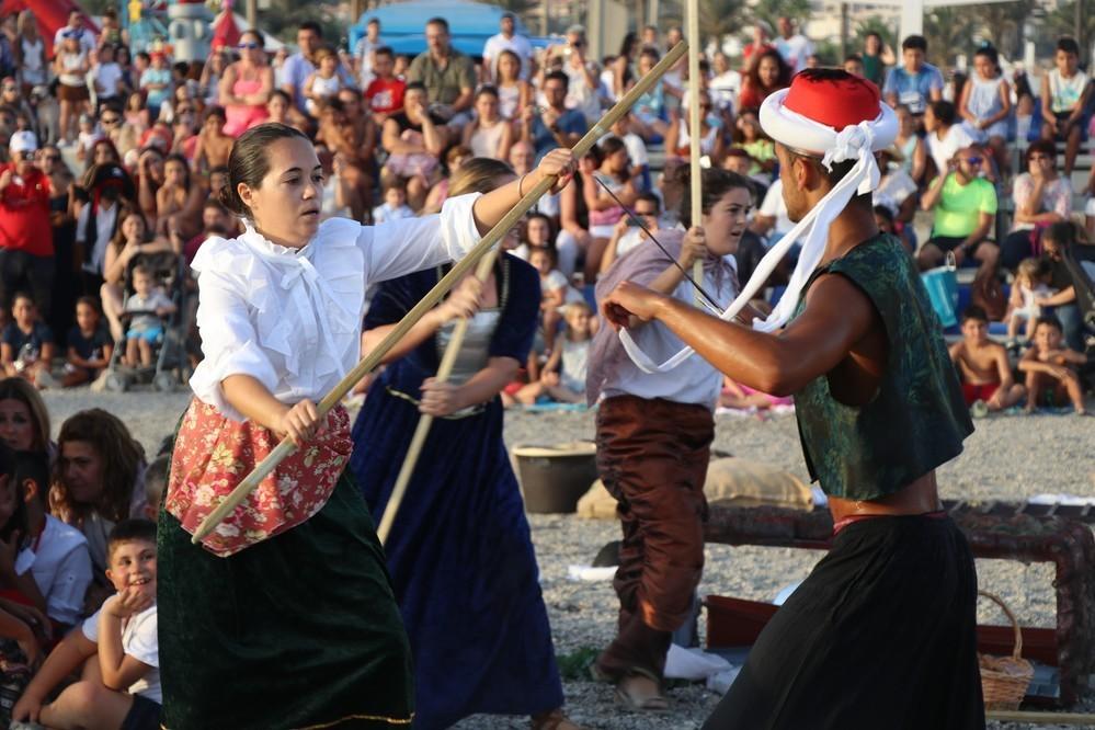 Más de 4.000 personas hacen del 'VI Desembarco Pirata' la actividad de mayor éxito del verano