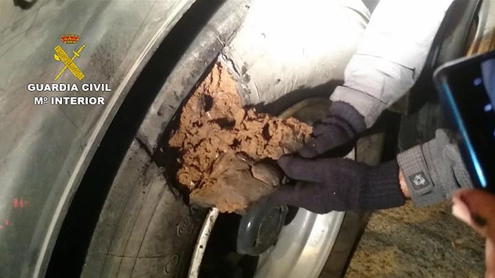 La Guardia Civil detiene a seis personas y se incauta de más de 125 kilos de hachís ocultos en las ruedas de un semirremolque