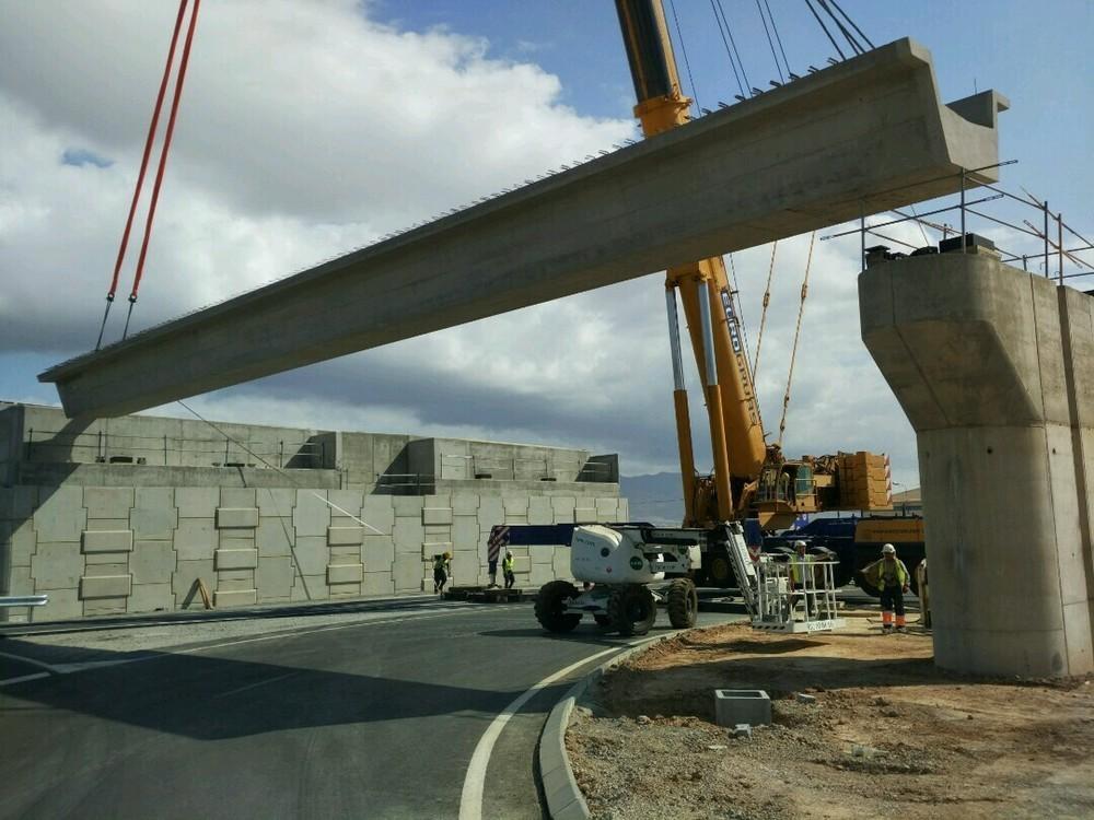 La Junta inicia la colocación de las vigas del enlace de La  Mojonera en el último tramo de la variante de Roquetas