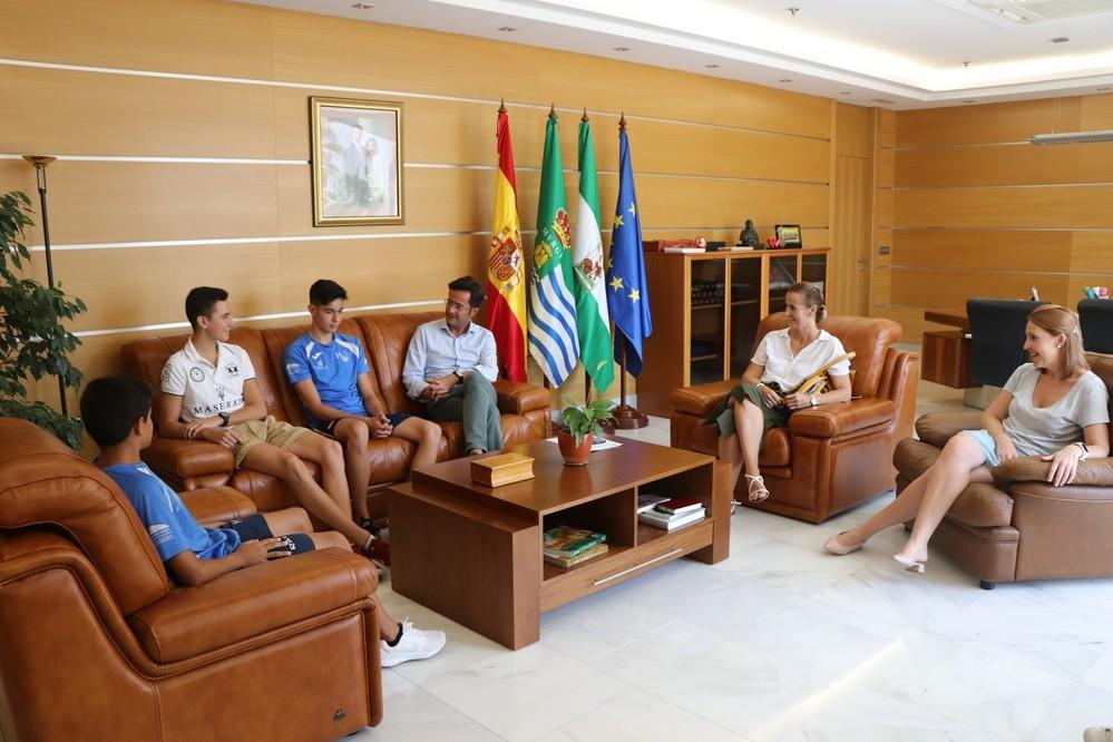 Góngora felicita y celebra los éxitos deportivos del Club de Natación H2O de El Ejido en la temporada 2016/17