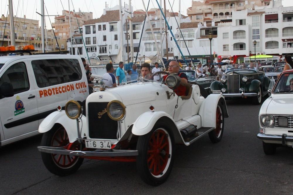 Los coches clásicos y antiguos vuelven a Almerimar para acaparar la mirada de turistas y residentes