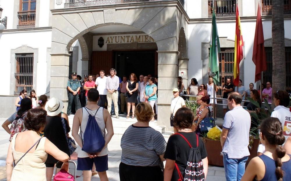 Adra se solidariza con las víctimas y familiares de los atentados de Barcelona