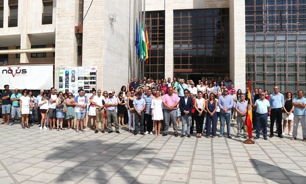 La Plaza Mayor une a decenas de personas en un minuto de silencio para condenar el atentado yihadista ocurrido en Barcelona