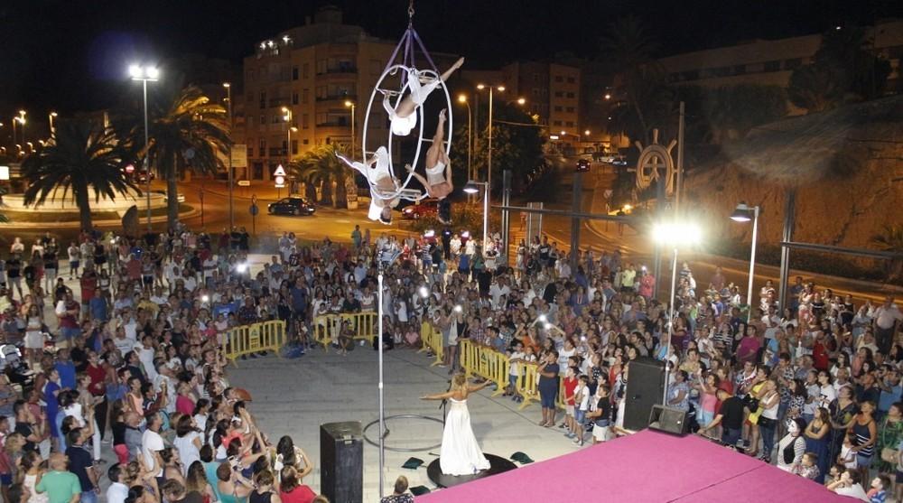 Multitudinaria 'Noche en Vela' en Adra