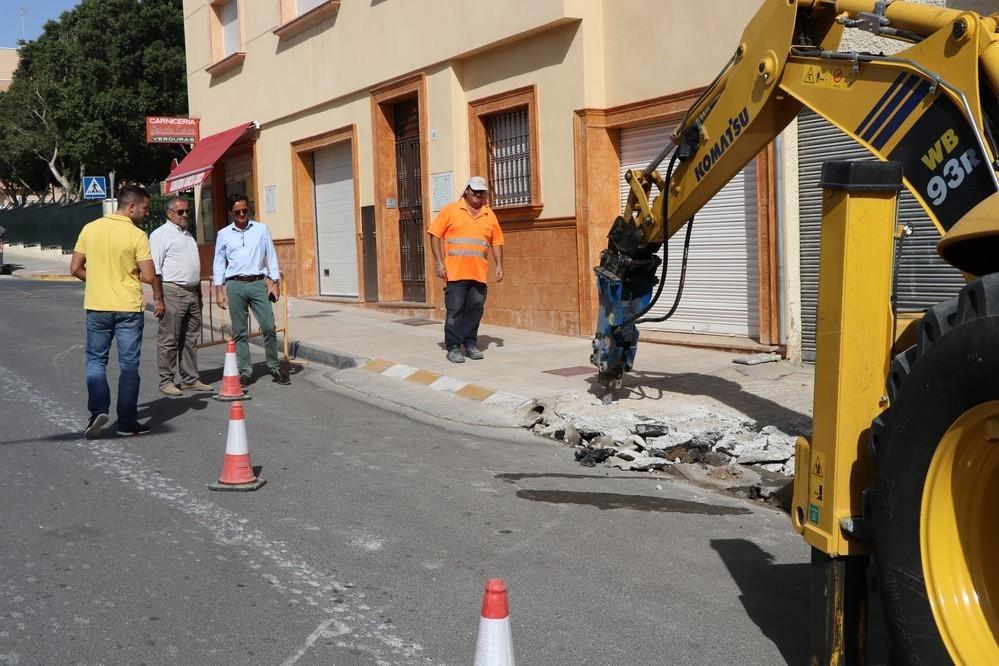 El Ayuntamiento actúa sobre la intersección de la calle La Línea con García Lorca para reforzar la seguridad vial y la accesibilidad