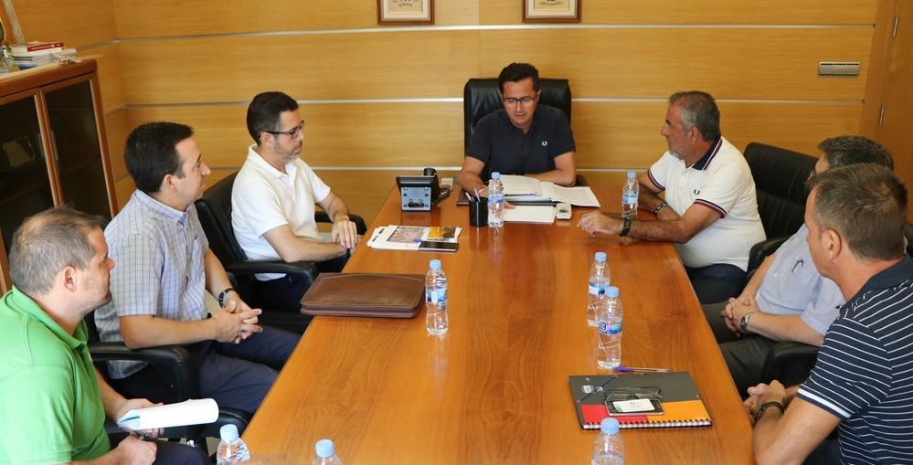 El alcalde se reúne con Aguas de El Ejido, DUE y ‘Athisa’ para tratar temas de saneamiento y jardines