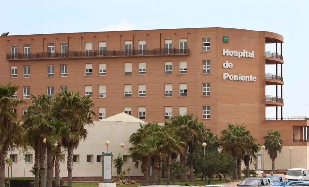 Cuatro adultos y un menor trasladados al Hospital de Poniente por un accidente de coche