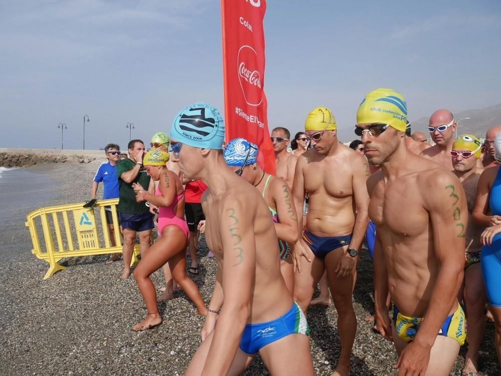 Medio centenar de nadadores participaron en la IX edición de la Travesía a Nado de Adra