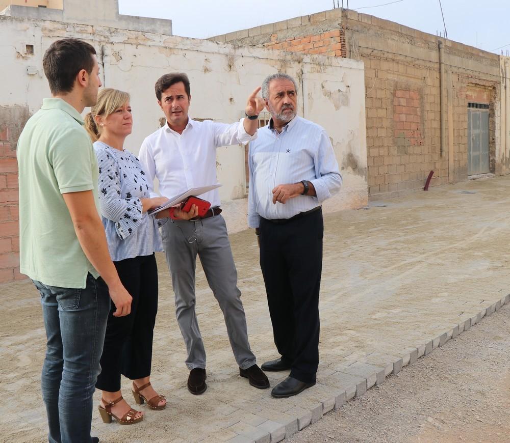 La pavimentación del callejón de San Isidro y la reforma de la red de saneamiento en las calles Venezuela y Gamma se suman a las obras de mejora de El Ejido