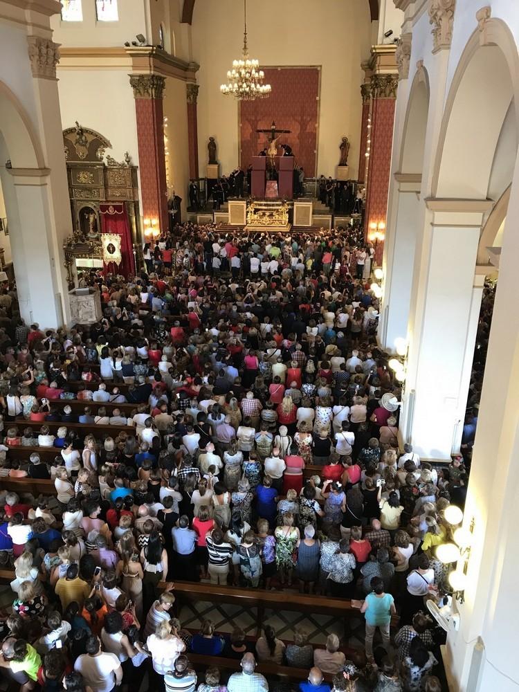 Cientos de personas asisten a la bajada del Cristo de la Luz