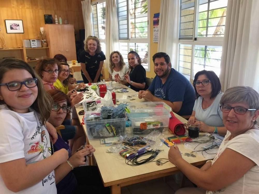 La Asociación Española contra el Cáncer de Vícar pone en marcha un taller solidario de elaboración de bisutería