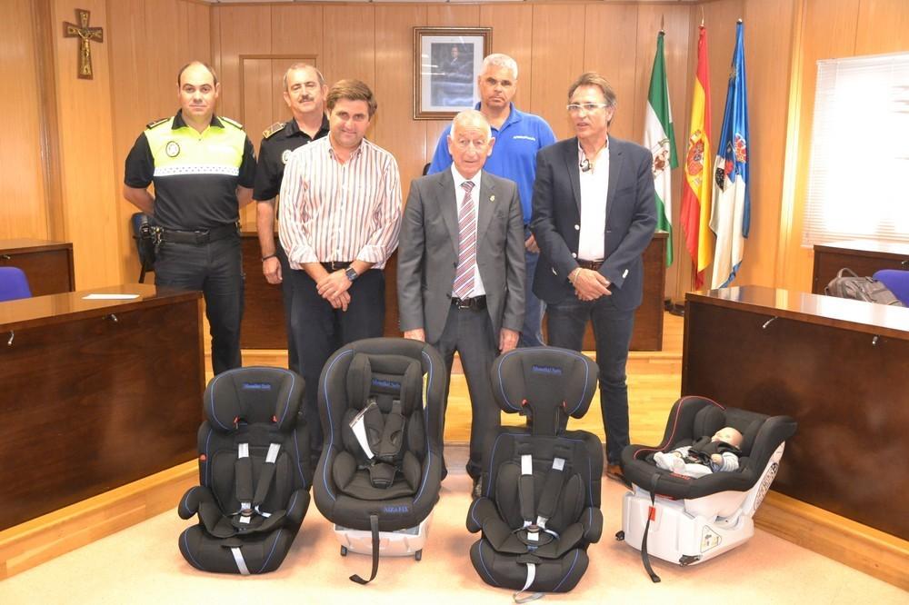 Roquetas recibe cuatro nuevos Sistemas de Retención Infantil para los vehículos de la Policía Local