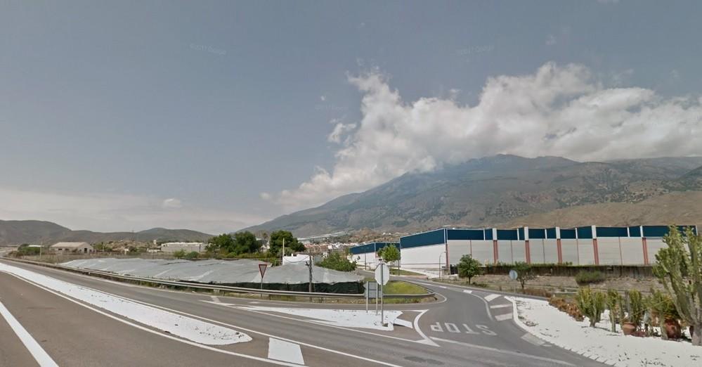Tres adultos y un menor son trasladados al Hospital de Poniente por una colisión en Dalías