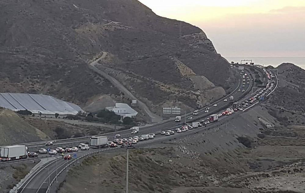 El choque de seis vehículos en la A-7 a la altura de Aguadulce provoca largas retenciones