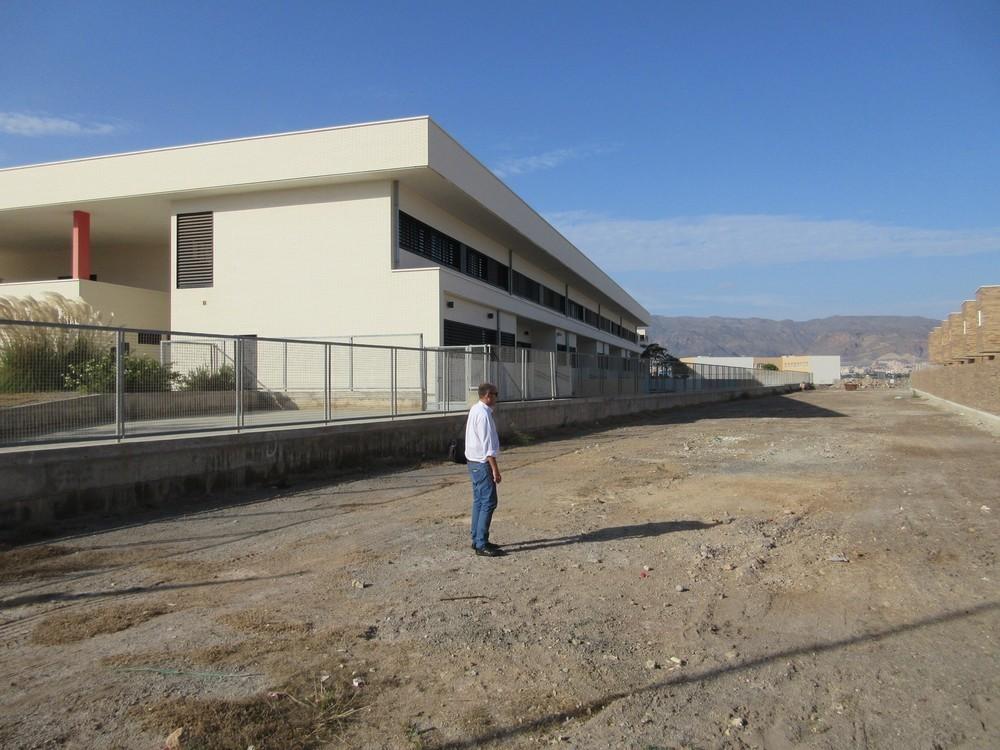 IU propone ajardinar y equipar con mobiliario la zona verde junto al CEIP Posidonia de Roquetas