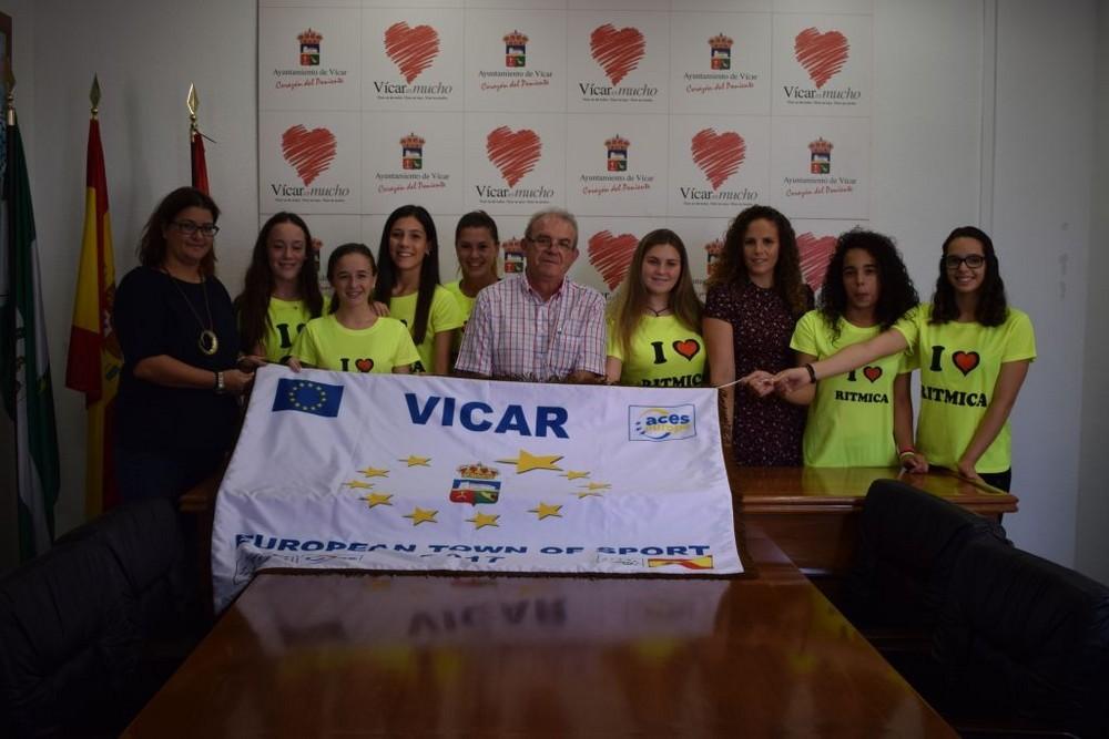 Antonio Bonilla recibe a las gimnastas del CD Rítmica Vícar tras sus éxitos en el Campeonato de Andalucía 2017