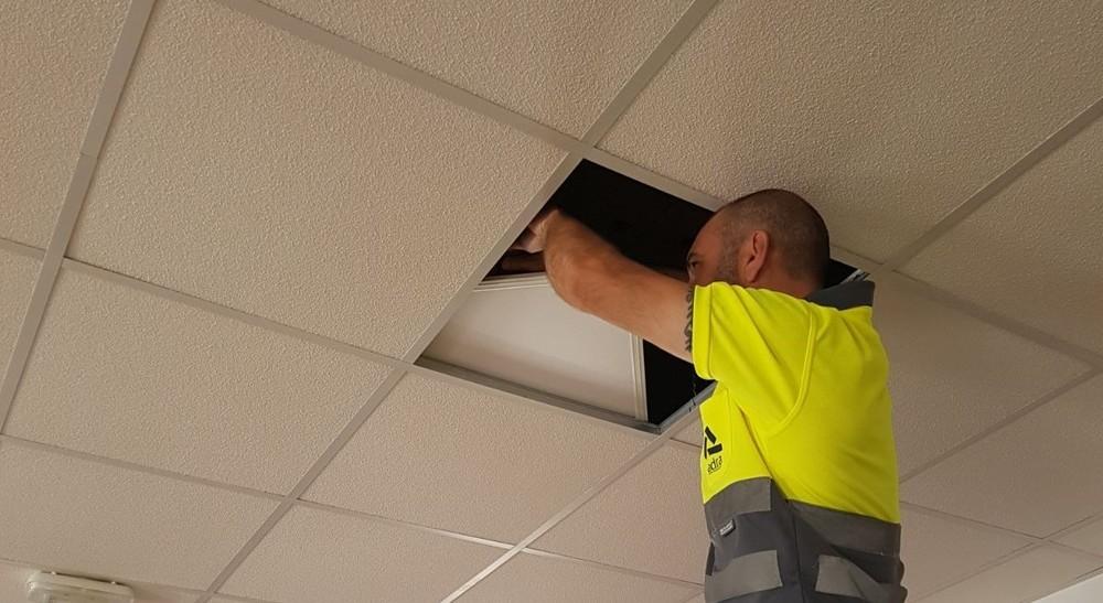 Renovadas un centenar de luminarias en edificios públicos de Adra para favorecer el ahorro energético