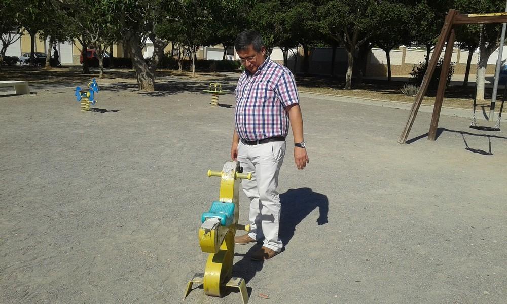 Cayetano Andreu: 'Solicitamos más seguridad y adecuación de equipamientos de las zonas infantiles, cuidado de los espacios verdes y más limpieza de excrementos animales'