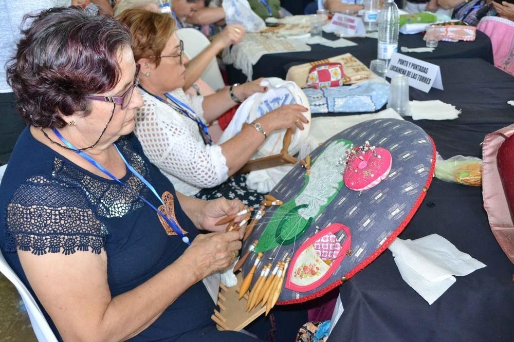 Trescientas encajeras se reúnen en el VIII Encuentro de Bolillos de las fiestas en honor a la Virgen del Rosario